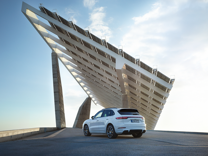 Illustration for article titled The 2019 Porsche Cayenne E-Hybrid Is More Powerful And The First Porsche With 22-Inch Wheels